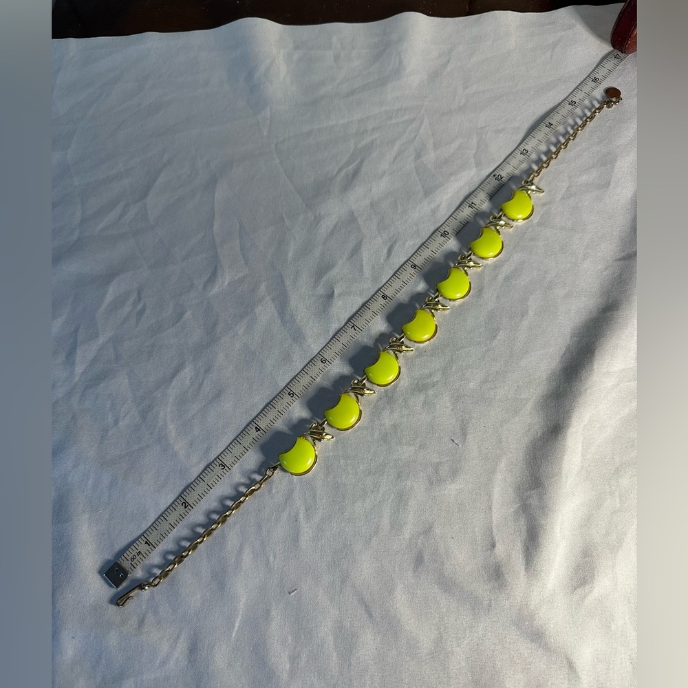 Lemon Meringue Thermoset Necklace - Picture 4 of 5